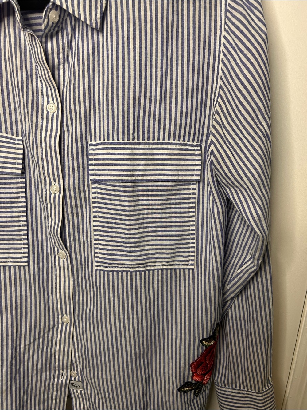 RAILS FRANCES BLUE AND WHITE STRIPED SHIRT WITH RED FLORAL APPLIQUÉ SZ MEDIUM - Picture 5 of 8